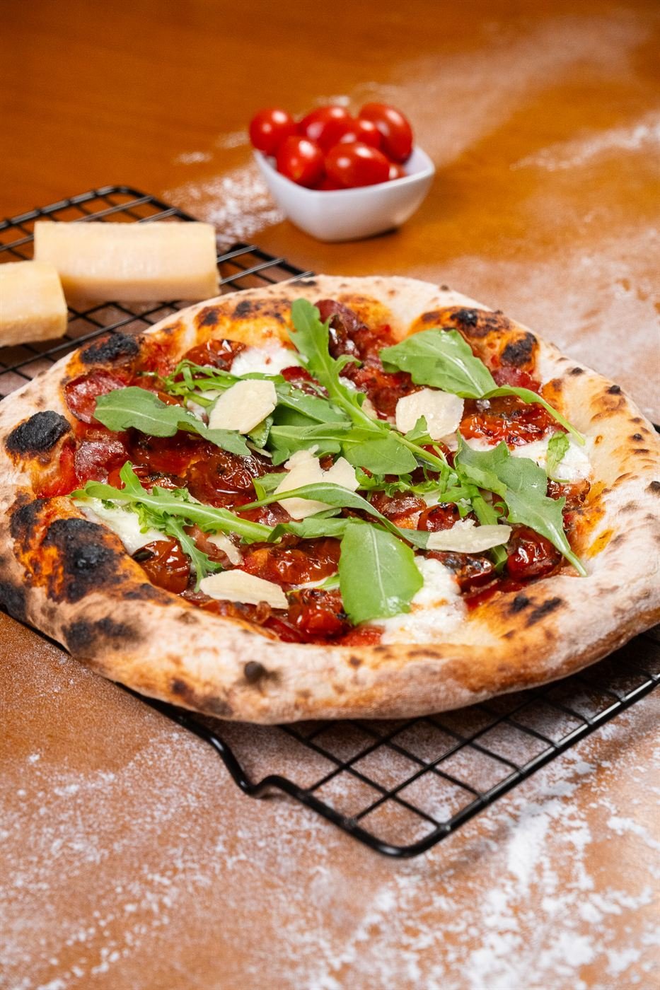 Pizza artesanal com rúcula e parmesão